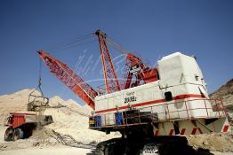 Image du Maroc Professionnelle de  Extraction du phosphate à la mine de Khouribga du Groupe OCP de L'Office chérifien des phosphates. Le Groupe OCP : Société anonyme fondée en 1920 et domiciliée au Maroc. Groupe OCP est le leader mondial des exportations des phosphates et produits dérivés, Mercredi 19 Septembre 2007. (Photo / Abdeljalil Bounhar) 